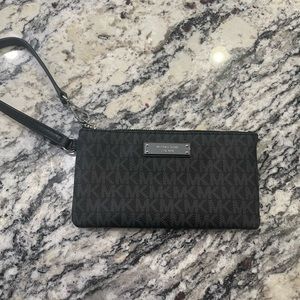 Michael Kors Medium Jet Set Wristlet